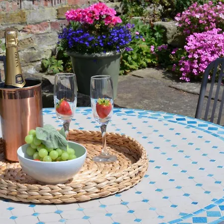 2 Bed In Oc-w069 * Whitby